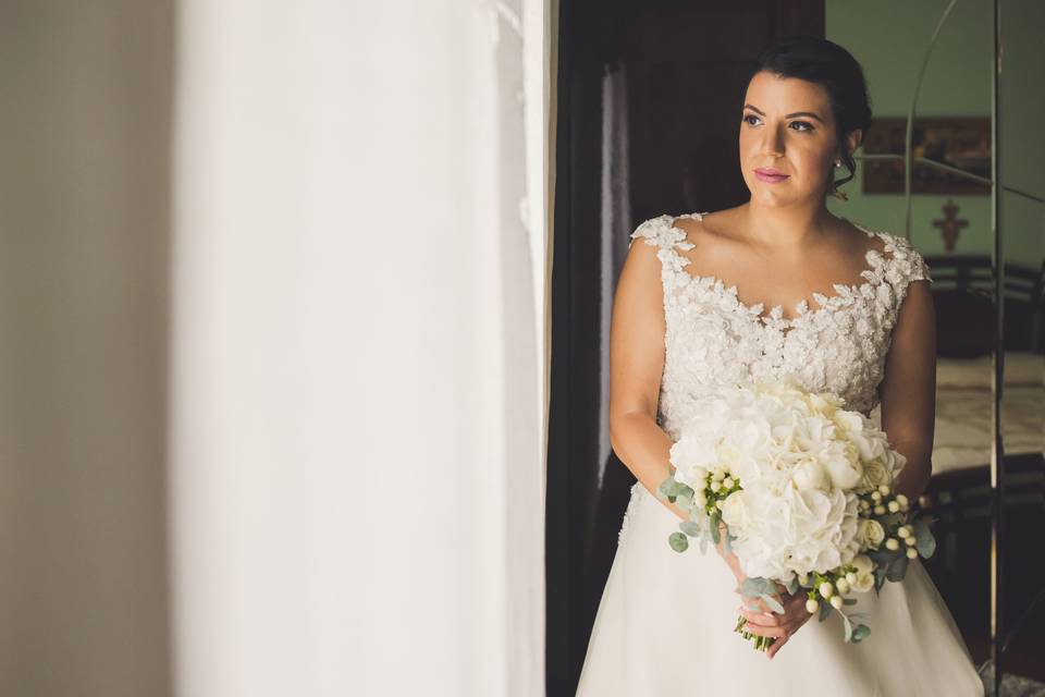 La sposa e il suo bouquet