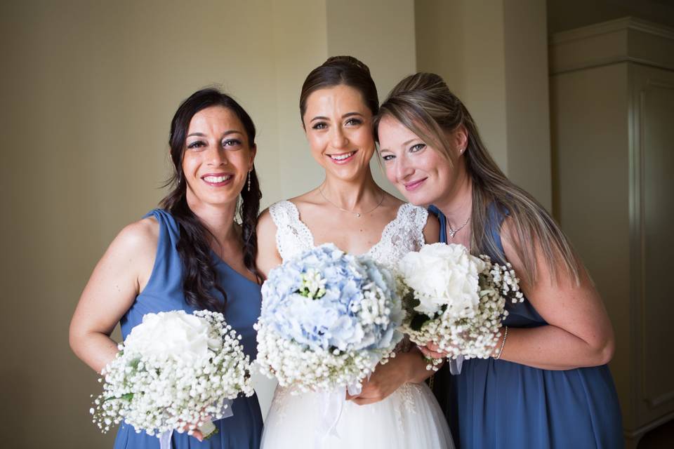 Sposa, bouquet e damigelle