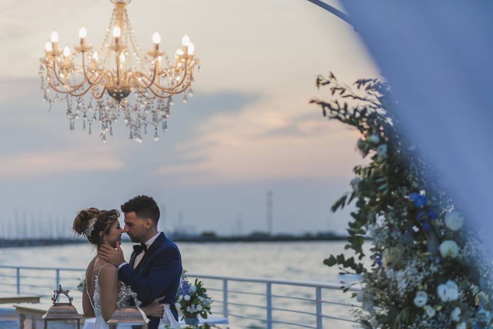 Gli sposi al tramonto sul mare