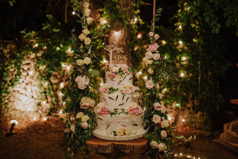 Swing wedding cake