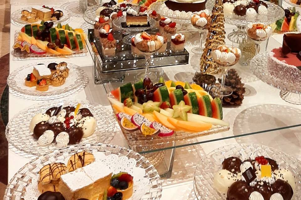 Il buffet di frutta e dolci