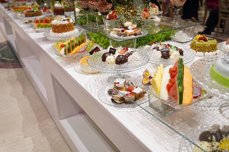 Il buffet di frutta e dolci