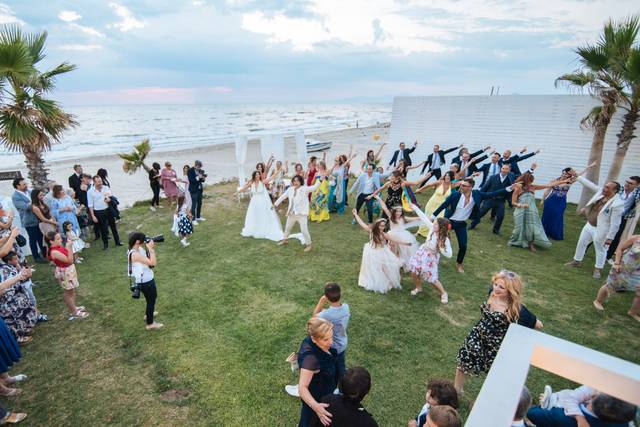 Confettata total white. L'eleganza di un matrimonio in spiaggia - Sohal