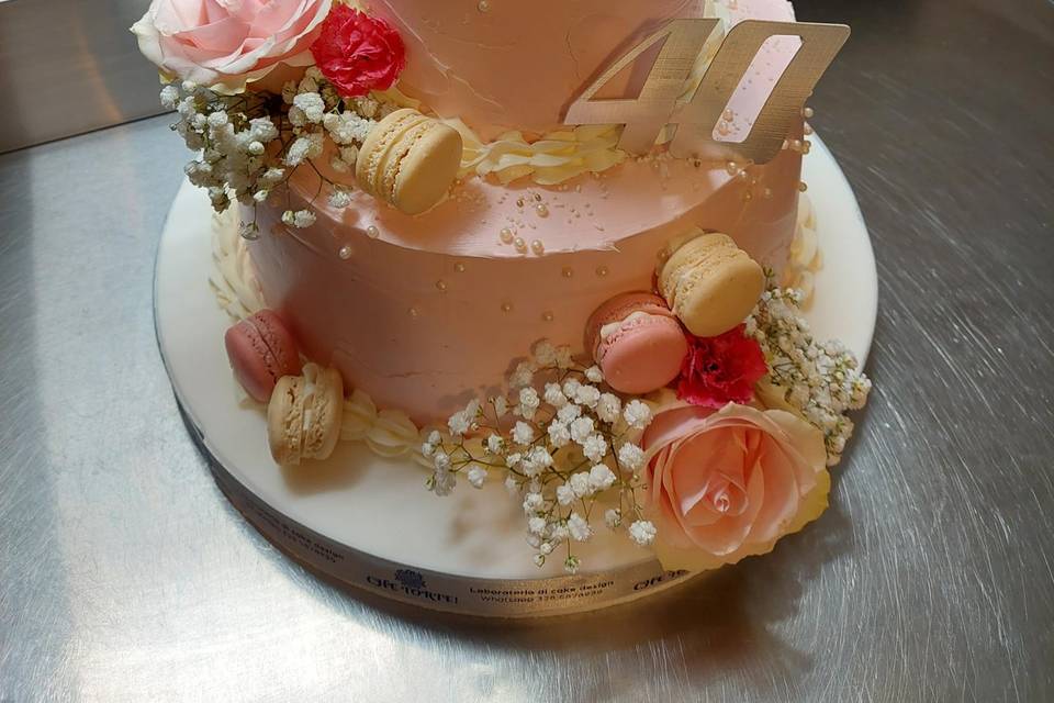 Torta crema rosa e fiori veri