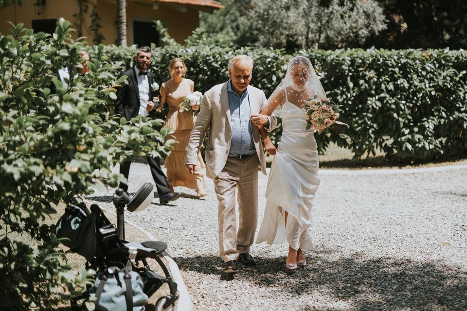 Arrivo della sposa con il papà