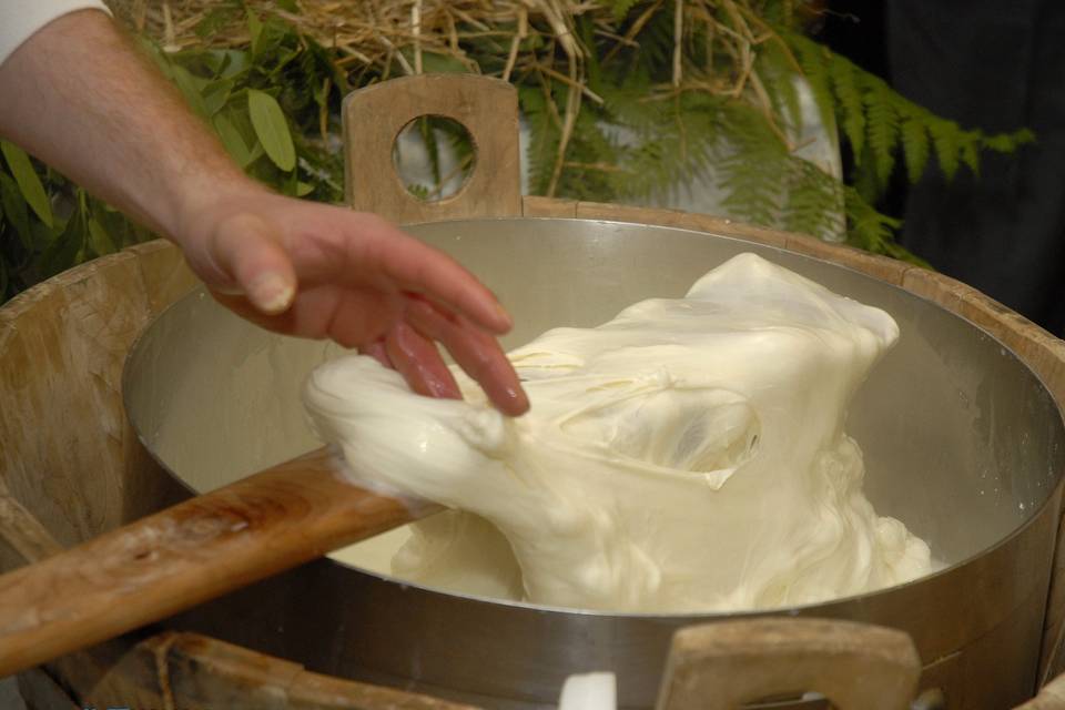 Filatura della mozzarella a vista