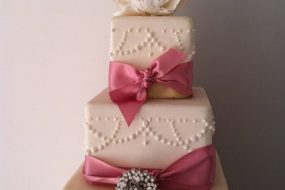 Wedding cake tiffany pearls