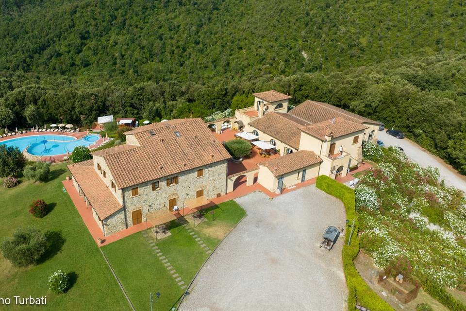 Vista aerea podere e piscina