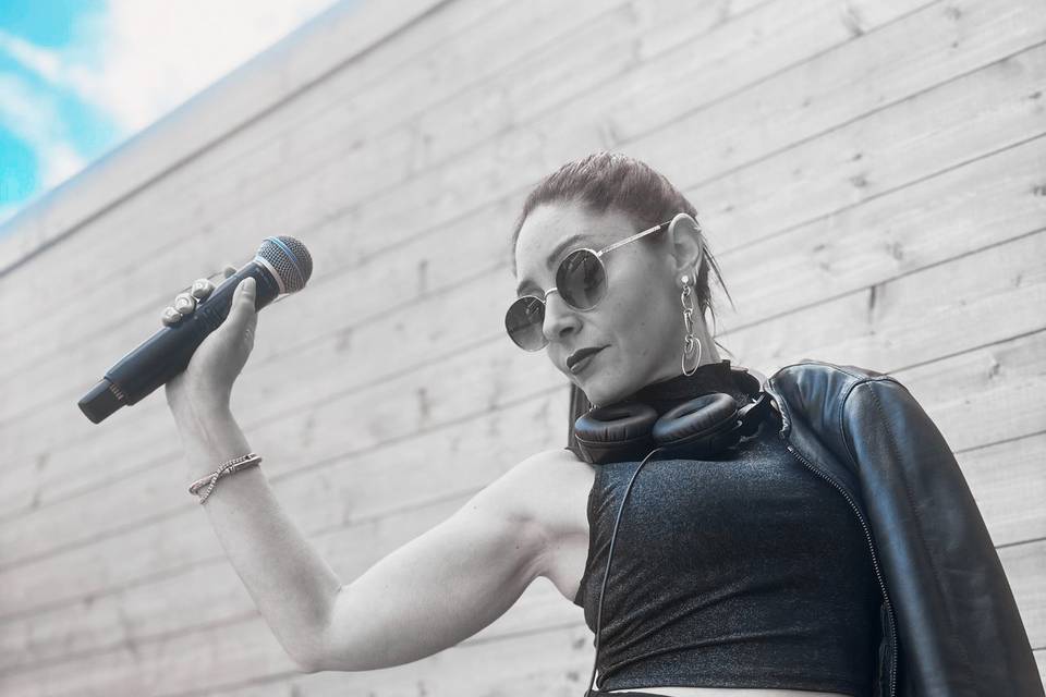 Dj singer