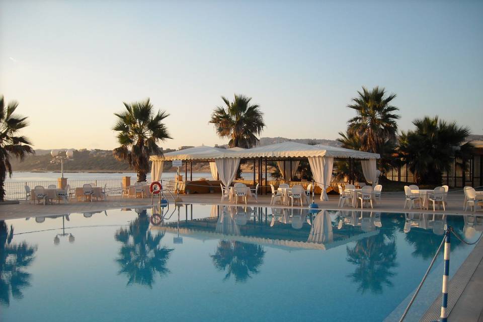 Buffet di Aperitivi in Piscina