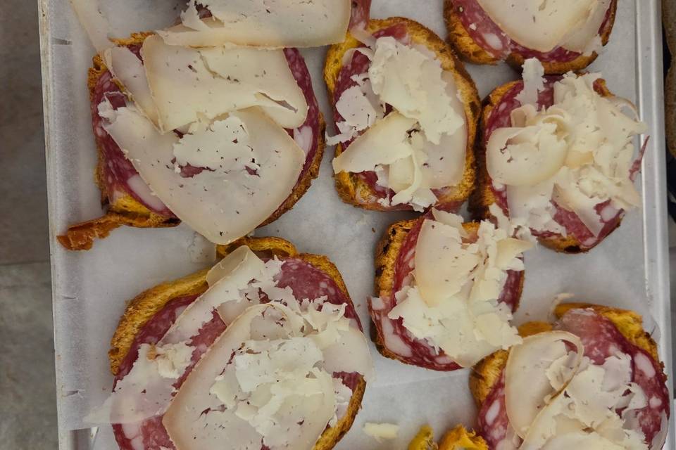 Panettone con salame e pecorin