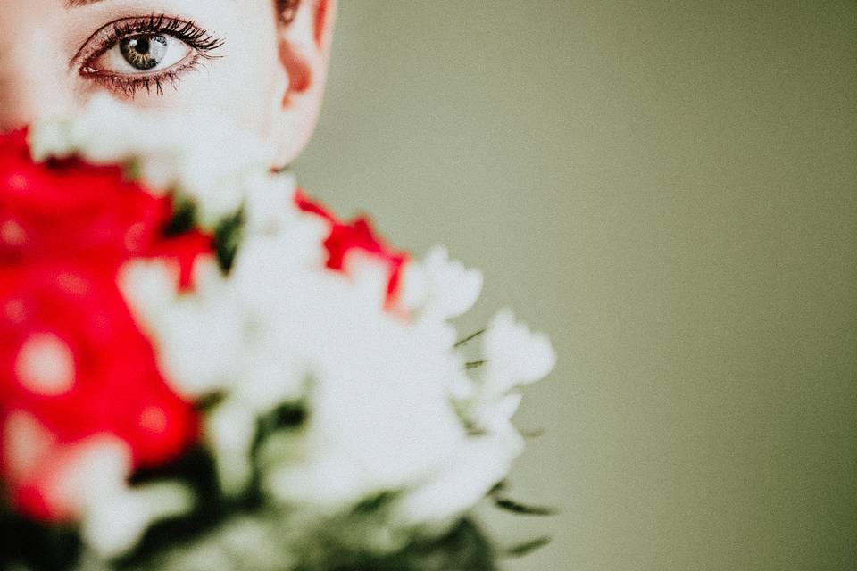 Sposa con bouquet