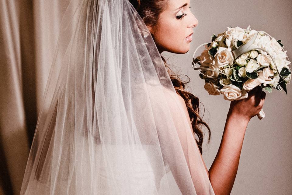 Sposa con bouquet