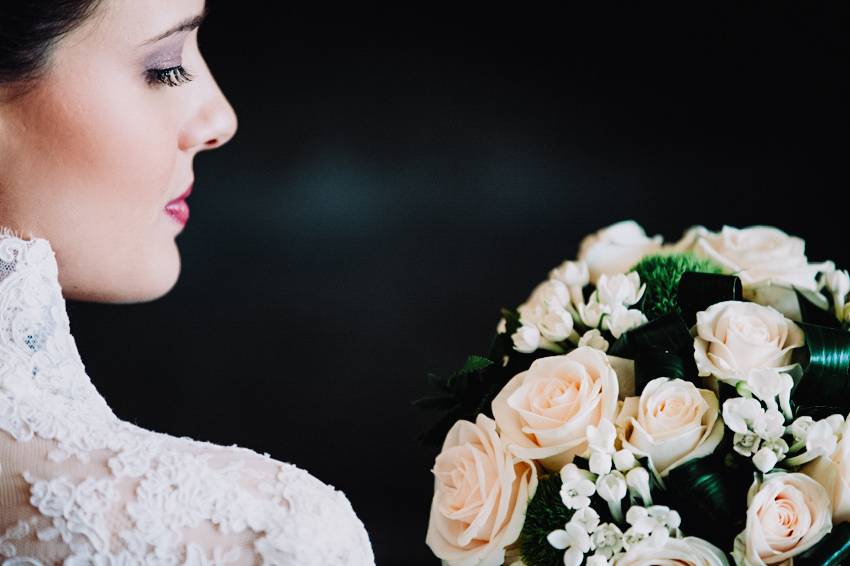 Sposa con bouquet