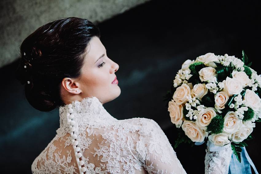 Sposa con bouquet