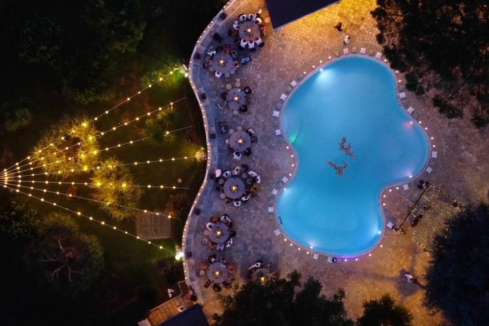 La cena in piscina