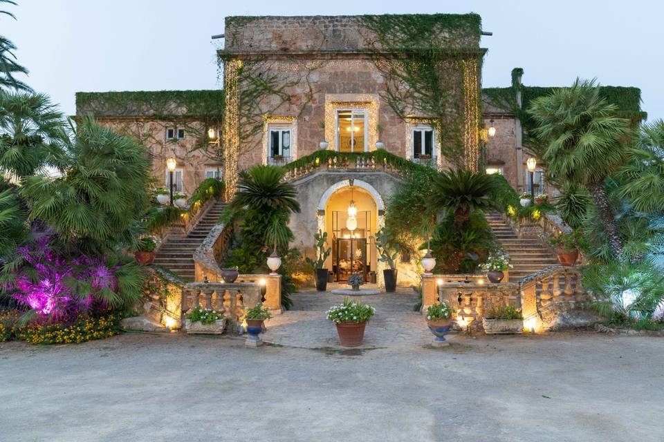 Prospetto villa dal giardino