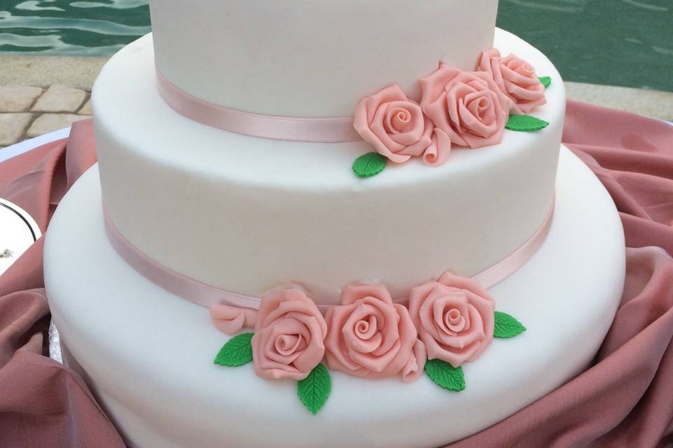 Torta con fiori finti