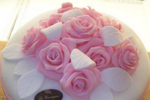 Torta decorata con rose