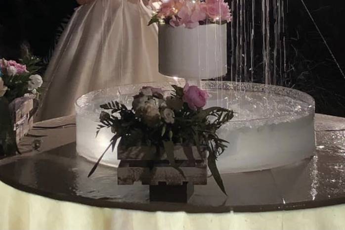 Wedding cake a testa in giù dentro cascata
