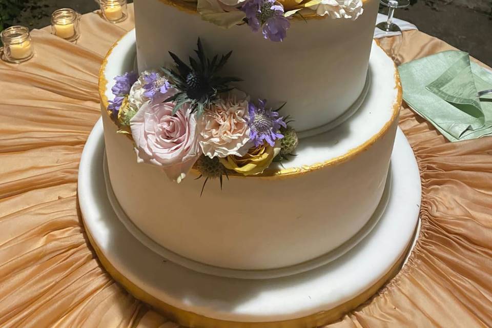 Wedding cake summer flowers