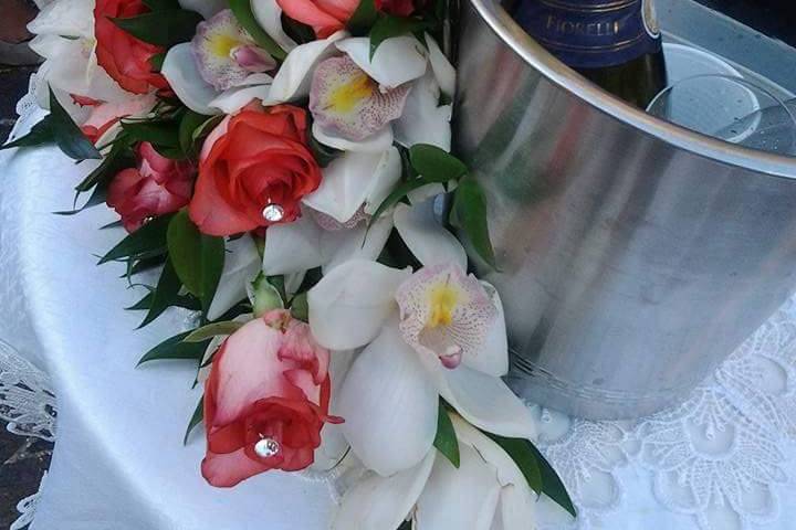 Bouquet orchidea e rose