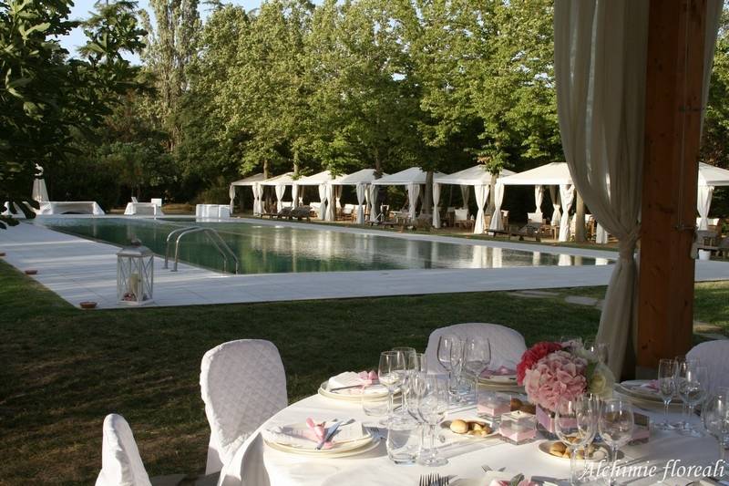 Allestimento cena in piscina