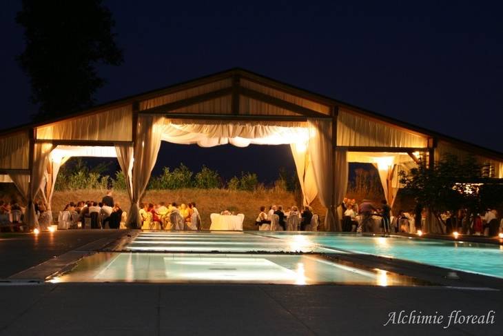 Allestimento cena in piscina