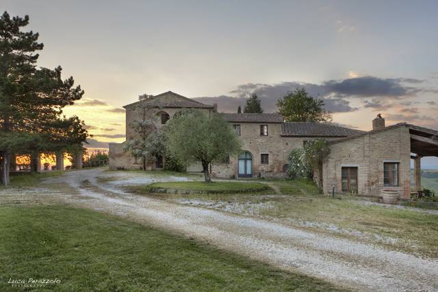 Matrimonio in Val D'Orcia: due abiti da sposa da sogno, Chanel e