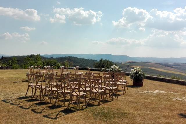 Matrimonio in Val D'Orcia: due abiti da sposa da sogno, Chanel e