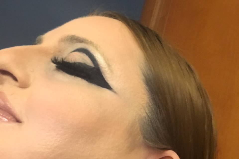 Cut crease