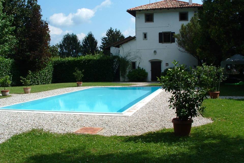 Giardino della piscina e villa