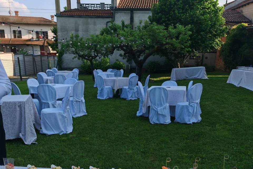 Buffet in giardino