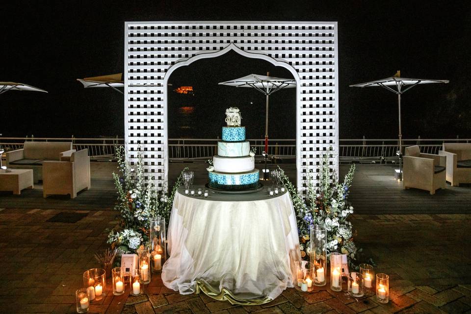 A luxury wedding cake