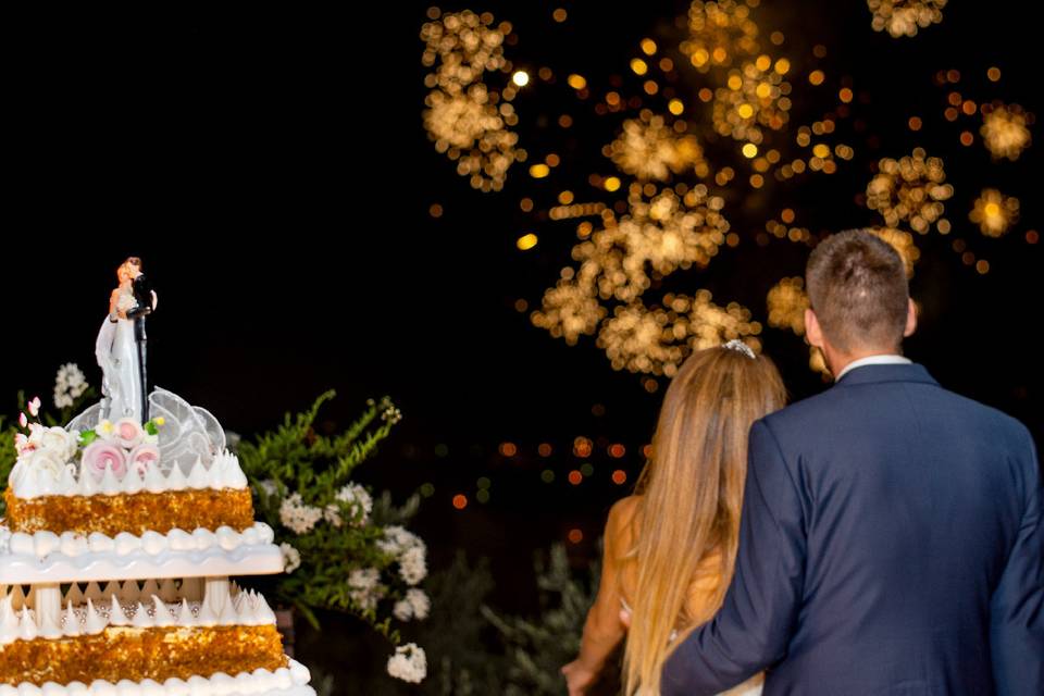 Taglio della torta in terrazza