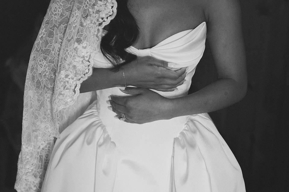 Aliza nel suo abito da sposa