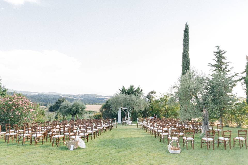 Romantic ceremony in Tuscany