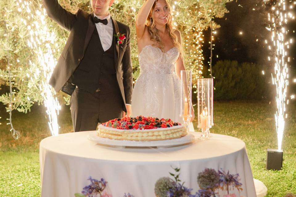 Cutting cake