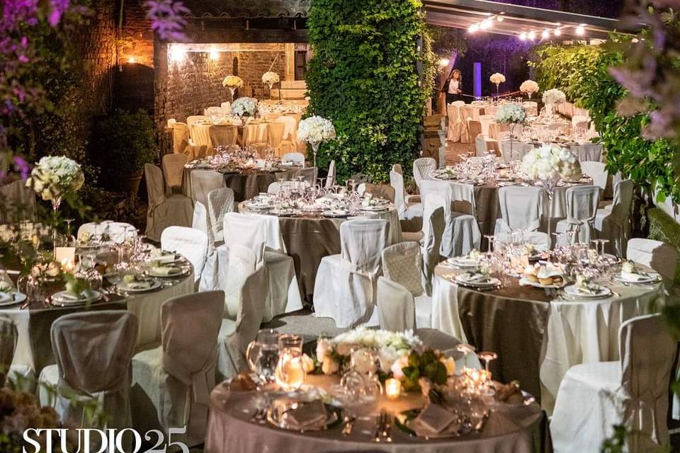 Allestimento nel giardino segr