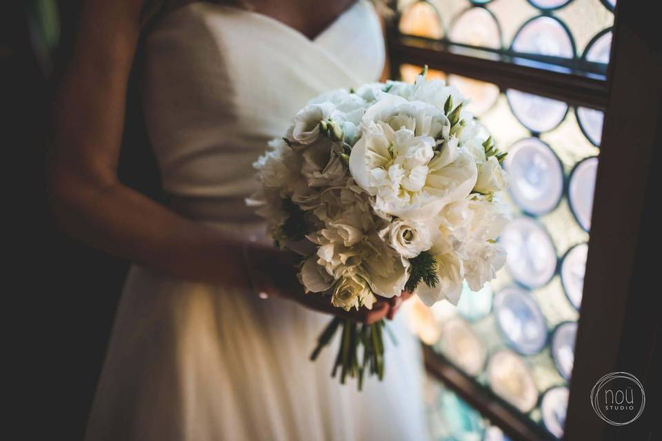 Bouquet con peonie bianche