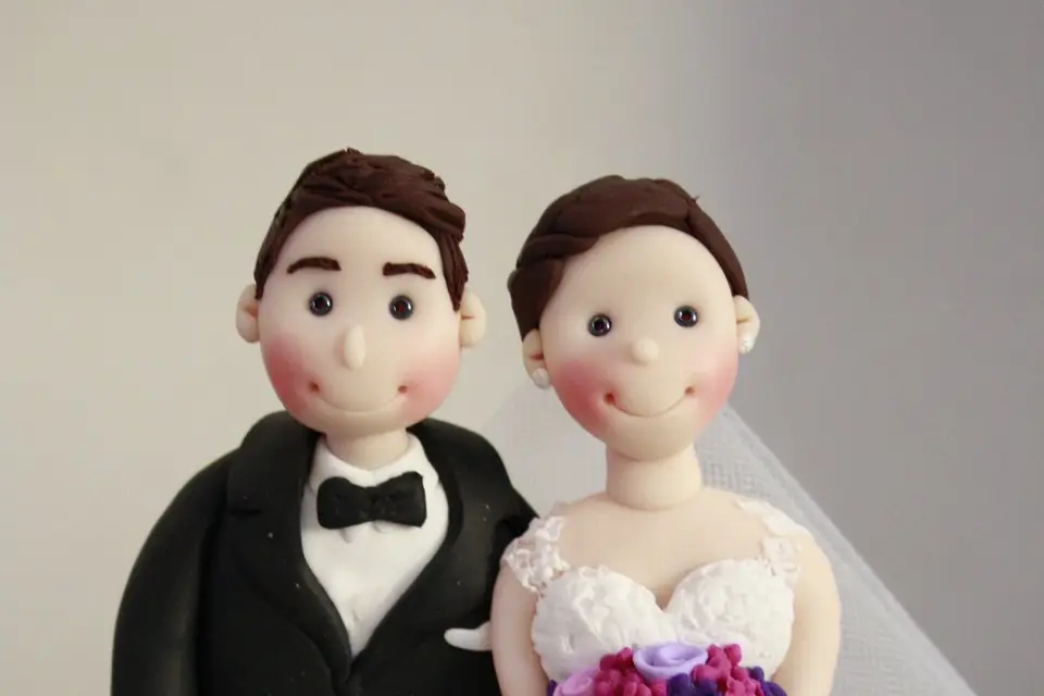 Cake topper sposo calciatore con sposina che sbuffa in resina per torta