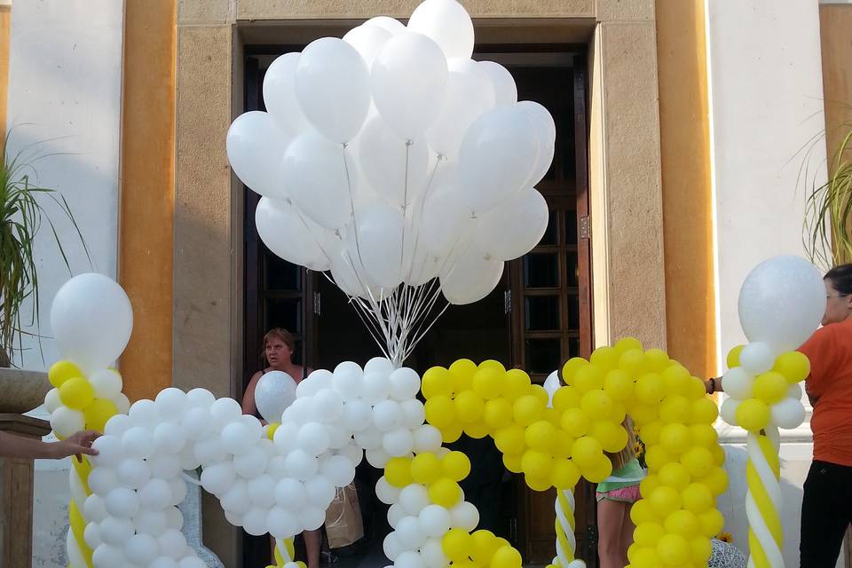 Abbini palloncini uscita chies