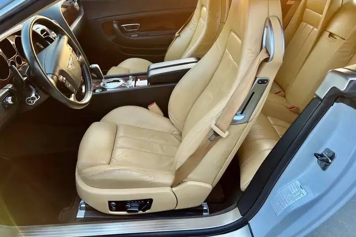 Interno Bentley guida