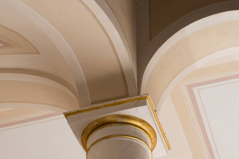 Dettagli colonne in oro