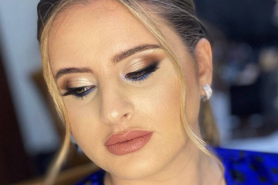 Make-up con dettagli blu