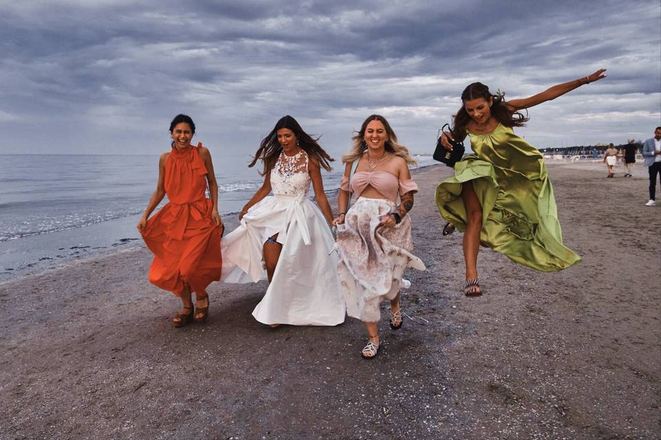 Amiche-della-sposa-in-spiaggia