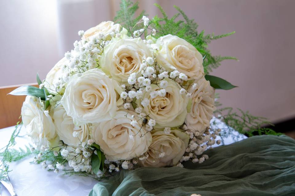Rose bianche per la sposa