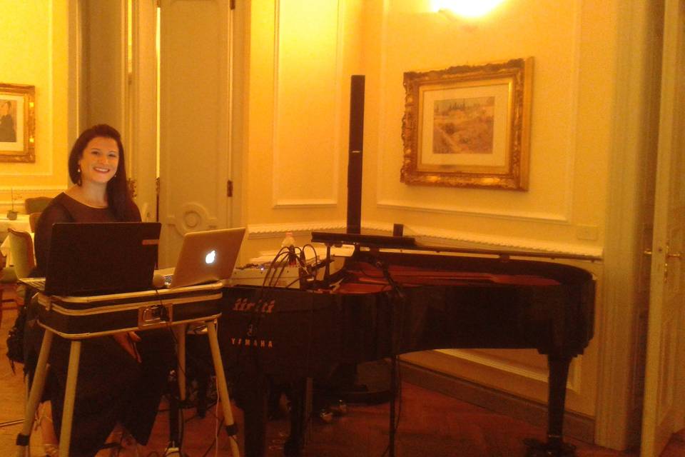 Cantante con piano per festa