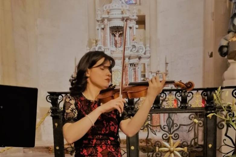 Violinista in chiesa