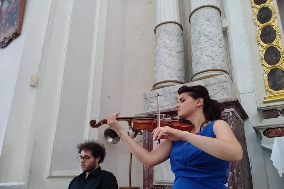 Violinista in chiesa